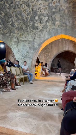 Fashion show in a canyon 😍Model: Anel/ height 180 cm #catwalktour #modeling #fashion #usa #runway