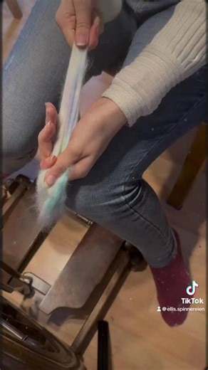 Tag 10 – Labradorit Ein pastelliger Mix aus Blau, Lila und Grün – heute am Spinnrad versponnen #wool