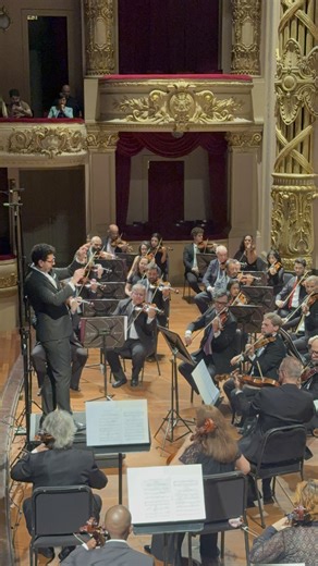 A trajetória de Matheus Carneiro é um exemplo vivo da força da música em transformar caminhos. Ex-aluno do Baccarelli, ele conquistou, entre os 130 inscritos, o primeiro lugar no Concurso de Regência promovido pela Petrobras Sinfônica, criado em homenagem ao maestro Isaac Karabtchevsky. Como prêmio, subiu ao pódio do Theatro Municipal do Rio de Janeiro no dia 27 de agosto para reger a Orquestra Petrobrás Sinfônica. Sua história com o Baccarelli começou em 2009, quando tinha apenas 10 anos e inic