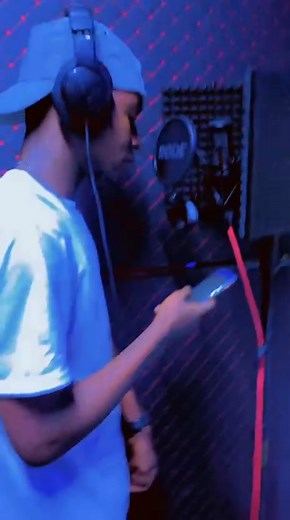 *Do Uige para a Labo Music, nova aposta de Preto Show promete abalar a música angolana!* O *Uíge tem um novo nome para ficar de olho*: Skip Breezy acaba de entrar em estúdio na *Labo Music*, sob direção de *Preto Show e Dj Devitor*, e promete agitar a cena musical angolana. Após ser *aprovado no casting*, o jovem talento já começou a gravar suas primeiras faixas e mostra que chegou com *confiança, atitude e muito talento*. Cada take das sessões em estúdio revela que Skip Breezy não veio apenas p