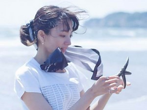 満島ひかり、超ミニスカ姿で美脚を披露！ 海辺での透明感あふれる美しすぎるショット