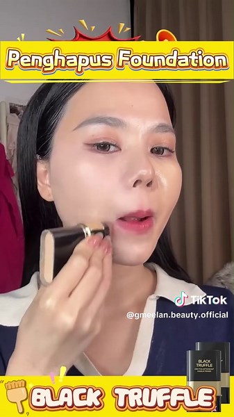 Auto jadi centil gini gara-gara Gmeelan two-end foundation stick ini! ✨ Cuma 1 stick bisa jadi cream essence, primer, concealer, sama highlighter, isinya 90% essence, ada ekstrak truffle hitam dan ekstrak tumbuhan juga lho. Gak cuma bikin flawless seketika, tapi juga ngerawat kulit. Punya teknologi film-forming, jadi anti luntur meski keringetan, seharian tetep on point! Dijamin auto pede maksimal! 😍 Cek aja di TikTok shop mereka, lagi ada promo cuma belasan ribu udah bisa bawa pulang! Buruan s
