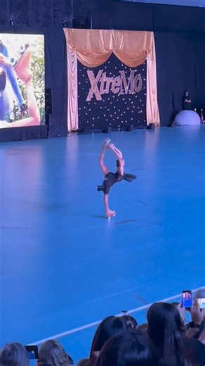 Guada Landriel on Instagram: "@madalena_costa1 eu te amo soy tu fann!!! #parati #patin #viral #deporte #rollerskating #fallinlove"