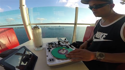 Portable Scratch Sesh on the Royal Caribbean Oasis. #portablescratching #vestaxhandytrax #djollie #royalcaribbean