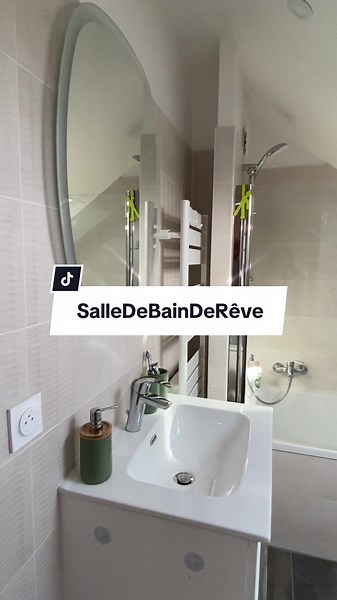 Découvrez cette somptueuse salle de bain élaborée avec expertise par Home Evolution 🛁✨ Un mélange parfait de design contemporain et de fonctionnalité qui transforme chaque instant en une expérience luxueuse. 💎 #HomeEvolution #DesignIntérieur #SalleDeBainDeRêve #StyleModerne #LuxuryLiving 🏡🔑