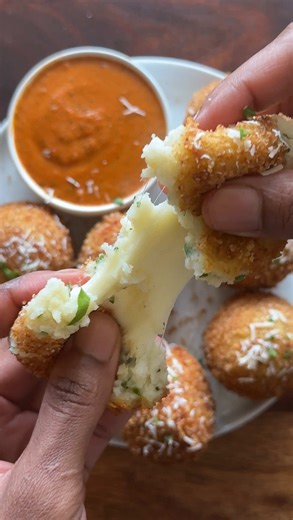 cheesy garlic parmesan potato balls 🧄✨ - crispy potato balls filled with garlic parm and mozzarella cheese 🔗 full recipe link: https://aflavorfulbite.com/cheesy-garlic-parmesan-potato-balls/ or click link in bio to my website for the recipe and search ‘cheesy garlic parmesan potato balls’ #g#garlicparmesanc#cheeseballsE#EasyRecipes