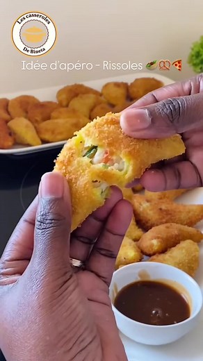 Hello les amis ! J’espère que vous allez bien 🥰. Aujourd’hui, je vous partage une délicieuse recette de rissoles aux crevettes ! Elles sont croustillantes à l’extérieur, fondantes à l’intérieur, et surtout pleines de saveurs. Testez-les, vous allez adorer ! 😋 Ingrédients: Pâte : 300 g de farine 450 ml d’eau 1 cac de zeste de citron 1/2 cac de sel 1 pincée de muscade 30 g de beurre Farce : 300 g de crevettes 25g de beurre 1 oignon 5g de persil 200ml de lait 30g de farine 1/2 cac de poivre 1 cac