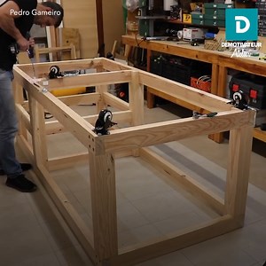 Ce bricoleur complète son atelier avec un établi de bricolage à roulettes ! Crédits : https://youtu.be/buZD18Yqp28 | Demotivateur Atelier
