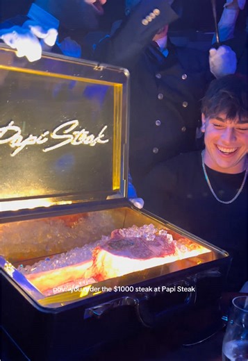 The only place in Miami where you get a steak and a show for only $1000 Papi Steak | Briefcase Steak | Miami | South Beach #papisteak#miamisteakhouse#steaktiktok#viralsteak#fyp#miamifoodie#papisteakmiami#miami