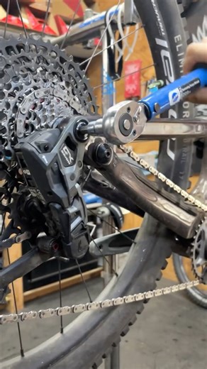Osten's Tech Education | Bike Mechanic on Instagram: "How to set up sram transmission 🚲 #Howto #bikesetup #ostenstechtips #bikemechanics #bikemaintenance #biketech"