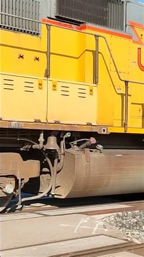 EMD V16 710 Motors revving in a couple SD70M locomotives #dieselengine #v16 #turbo #emd #710 #sd70m