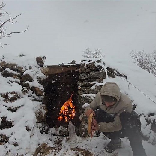 Blizzard Bushcraft Survival: Building a Snowstorm Shelter (No Talking ASMR)