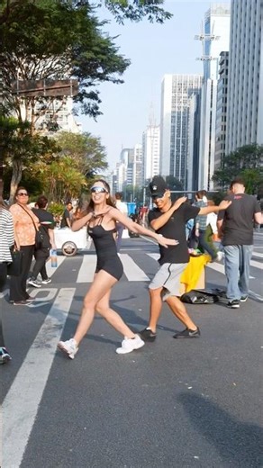 Dançando e andando na rua 😱 teria coragem? Brother Louie Shuffle Dance #dance #shuffle #shorts #90s