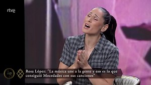 "Eres tú, como el agua de mi fuente, eres tú el fuego de mi hogar" Rosa López canta la canción de Mocedades "Eres tú". Con este tema el grupo nos representó en el año 1973 Ya tienes el documental completo de Lazos de Sangre en RTVE play http://rtve.es/v/6728403 | Eurovisión RTVE