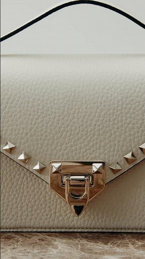 Carrying its spirit into a new day-to-night suede iteration, the Valentino Garavani Rockstud bag.