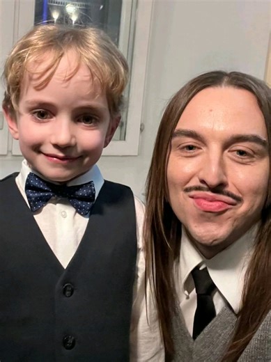 Quando il nostro Tommy Cash appare al ricevimento presidenziale estone… il nostro cuore fa un sobbalzo! 😍🔥 Insieme alla splendida fidanzata Polina Gribanova, ha illuminato la celebrazione per il 108º anniversario della Repubblica di Estonia 🇪🇪✨ Siamo così fiere di lui, sempre unico, sempre iconico! 💥🖤 Foto e video: ruspostimees; ETV; Kroonika-Delfi; Elu24 - ; Postimees; Ohtuleht; annestii.delfi; eeter - ERR; Ringvaade; xmaryliusx Foto: ARNO MIKKOR; PROMOPILT; TAAVI SEPP; PILT VIDEOST; MART