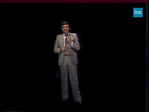 FAUSSE INTERVIEW. En voilà un bien curieux entretien ! Ici, c'est la comédienne Alice Sapritch qui répond aux (très indiscrètes) questions d'un Thierry Le Luron imitant Philippe Bouvard...Et tout ceci dans un faux duplex : on n'arrête ni la technologie ni l'humour ! | INA