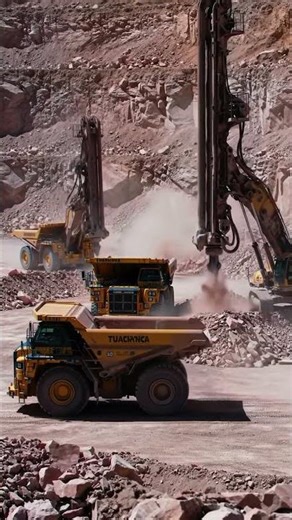 Massive Mining Machines: Heavy Equipment in Action! 🏗️