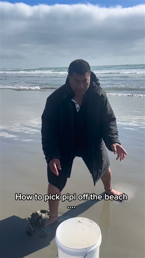 Ana Lisala Ofa on Instagram: "How to do the pipi dance 🕺🏿😂. Koe tau’olunga ia ‘oe fanga pipi 😂. #dance #anao4 #fblifestyles #tongan"