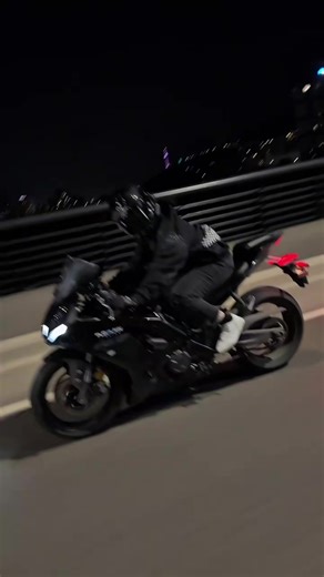 I'm not a guy ☝️ . . #bikelovers #bikerlife #borntoride #ninja #motorcyclelife #rideordie #bikegirl #bikergram #throttletherapy #kawasaki #yamaha #r7