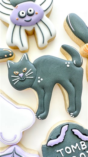 🐈‍⬛ 🐈‍⬛🐈‍⬛🐈‍⬛ Couldn’t forget the Halloween cat cookie! Cutter @wiltoncakes Food color @thesugarart Halloween cookie decorating ideas for beginners, Halloween decorated sugar cookies, cookie, decorating videos, black, cat, decorated cookies, spooky Halloween cookie ideas, Halloween treats, cat cookies, easy Halloween cookies anyone can decorate, Wilton cookie cutters #cookiedecorating #halloween #spookycookies #halloweencookies #catcookies #royalicing #kellertx | Little Penelope's Cookie Bou