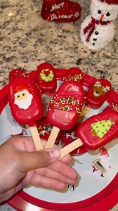 Christmas Cakesicles❤️🎄 #explore #trending #viral #reels #fyp #video #viralpost #viralvideo #christmas #christmasdesserts #christmastreats #cakesicles #yummy #chocolatecovered #desserts #diy #recipe #recipes #easy #content #contentcreator #laredotx #follow #share | Makeup by Jess