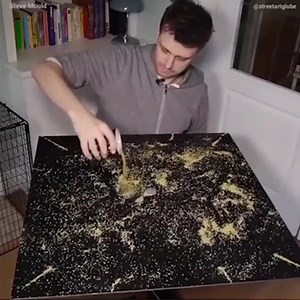 Se llaman figuras de Chladni a los patrones formados por una sustancia granular sobre una superficie plana, vibrando en un modo propio. Es una manera sencilla de "ver" el sonido. Se recomienda ver el vídeo con el sonido. #Física https://www.youtube.com/watch?v=CR_XL192wXw&feature=youtu.be | F E C Y T · Ciencia e Innovación ·