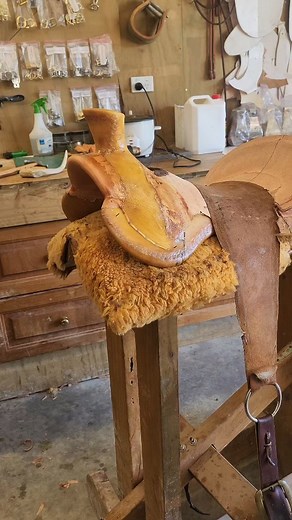 1K views · 1.4K reactions | Fork cover on  #wadesaddle #custommade #leatherwork #saddlemaking #westernsaddle #cowboygear #saddlemaker #hermannoakleather #buckaroo | Earley Rawhide & Leather | Facebook