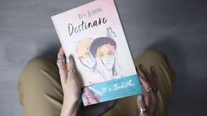 Judith Jaso nos lee la primera página de 'Destinare', su segundo libro