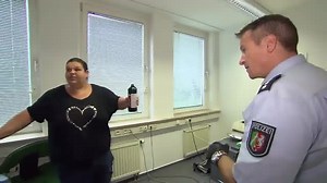 Mit Spiritus übergossen und einem Feuerzeug in der Hand steht Loreen im Jobcenter und erpresst ihren Sachbearbeiter, damit er sich endlich um ihren Antrag kümmert. 😅😱 Können die Cops die junge Frau von dieser Verzweiflungstat abhalten? 😶 #RTLZWEICLASSIC #Straßencops | RTLZWEI