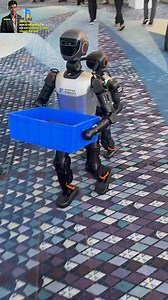 Robot hình người Booster K1. Robot có khả năng di chuyển an toàn trong đám đông và phản ứng thân thiện khi có người tiếp cận. | Ông Phương bán Sim 4G 5G