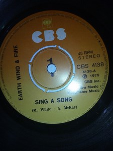 Earth, Wind & Fire - Sing A Song / Shining Star