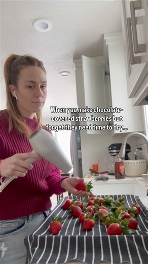 Nothing ruins a Valentine treat faster than wet strawberries and seized chocolate 💔🍓 Pro Tip: make sure the strawberries are completely dry prior to dipping them in chocolate. Plan ahead for this step too 😉 funny | relatable | contentcreator | foodblogfeed | recipes | recipesofinstagram | chocolate covered strawberries | strawberries | valentines day | galentines | baking | baking tips | dessert tips | Cooking with Karli