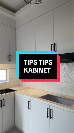 5 Tips Susun Peralatan Dapur Dalam Kabinet Supaya Kemas & Mudah Dicari! Dapur yang kemas bermula dengan kabinet yang tersusun rapi! Berikut adalah tips mudah untuk menyusun peralatan dapur dalam kabinet putih farmica anda: 1. **Kumpulkan mengikut kategori** - Letakkan semua periuk di satu tempat, pinggan di satu rak, dan peralatan masak di drawer yang sama. Ini memudahkan anda mencari apa yang diperlukan. 2. **Gunakan storage container** - Simpan bahan kering dalam bekas kedap udara yang boleh d