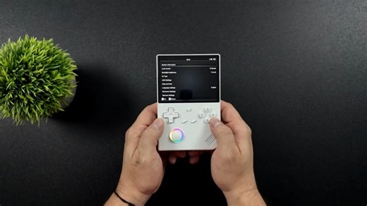 梦寐以求的 D-Pad！新款复古游戏掌机 RG40XXV 来了！（英语）