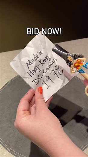 ✂️ She doesn’t just fight crime — she cuts paper too. ✂️ Lot #177 in our newest auction is a fun blast from the late ’70s 🦸‍♀️ Vintage DC Comics Wonder Woman Novelty Scissors (1978) • Equal parts kitsch, nostalgia, and conversation starter These don’t come around often — and when they do, they don’t stay unsnipped for long. 🗂️ Find them in the current auction under Lot #177 Stay tuned for more vintage surprises and iconic collectibles coming up! 💚 Without you, we’d only be cucumbers! 🥒 | Pic