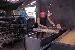 Aquí un producto artesanal veracruzano: el piloncillo. ¿Conoces el proceso de elaboración?. Si no, mira esto: 👇😃 🎥 Azteca Noticias. #Gastronomía #QuadrantePlásticoSAdeCV #México | Quadrante Plástico SA de CV