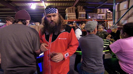 After winning the grad prize at Duck Commander's "Casino Night" Si splurges and buys a pricey massage chair. | Duck Dynasty