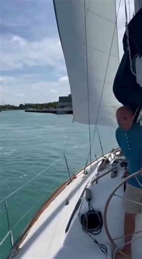 Right-of-Way Drama in the Channel… Who’s Actually Correct? 🤔🚤