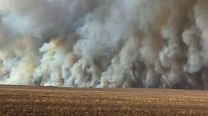OMG. Absolutely terrifying pyro plume on the wild fire southeast of Tyrone, Oklahoma currently. Firenadoes ripping on the leading edge… | Storm Chaser Jaden Pappenheim