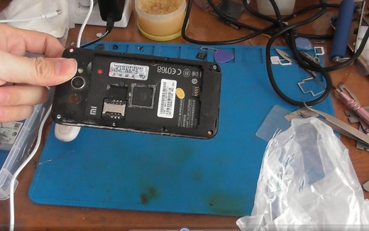 手机内存什么模样？拆出主板一探究竟，一番操作变成U盘