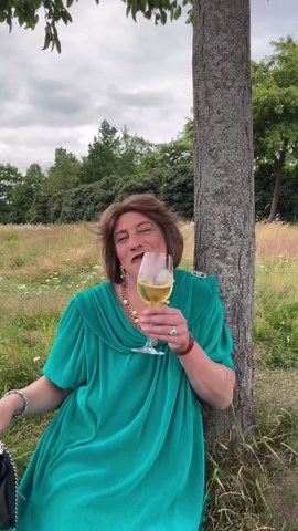 Marja van Katendrecht on Instagram: "Lieverd, wat zijn uw plannen dit weekend? Liefs, uw Marja -xxx-"