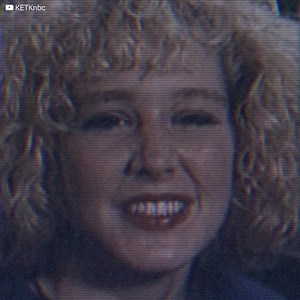 120K views · 634 reactions | Kelly Dae Wilson venne vista per l’ultima volta mentre usciva dal suo posto di lavoro in un videonoleggio… dopodiché non si seppe più niente di lei. Il caso venne aperto come “scomparsa”, ma poi prese una piega da brividi, quando si sollevarono accuse di strani rituali nel villaggio. Molti furono segnalati come colpevoli e tutto faceva intendere che il responsabile… fosse qualcuno di molto vicino al caso. | Enigma | Facebook