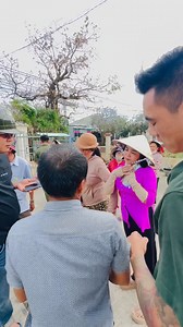 2.6M views · 18K reactions | Đi phát Quà , chuyến đi k bao giờ quên 臘‍♂️ Thôn Phú Hậu - Xã Cát Tiên . 1 người làm mất hình ảnh của dân họ . Cầm phần quà vứt xuống đất lun nha bà con , chúng tôi lặng lội đường xa , mà vì chút tí quá buồn . Thương bà c trong đoàn 﫤 Xem Phần 2 trước nha ae | Vinh Lê | Facebook
