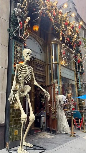 Inside NYC’s Most Over-the-Top Halloween Bar & Restaurant 🎃🖤 Lillie’s Victorian Times Square