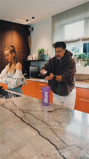 307K views · 3.7K reactions | werbung Ich wollte nur einen Scoop. Also laufe ich quer durch die Küche, als wär’s ein olympischer Präzisionslauf. Meine Frau? Stellt einfach die Dose daneben. Und plötzlich wirkt mein ganzes Leben wie ein Software-Update, das keiner gebraucht hat. MORE PROTEIN – für Männer mit komplexen Lösungen für einfache Probleme. #MOREProtein #MOREMarriage #MOREEinfachheit #TeamDose #ScoopDrama @morenutrition.de | Wayne Carpendale | Facebook