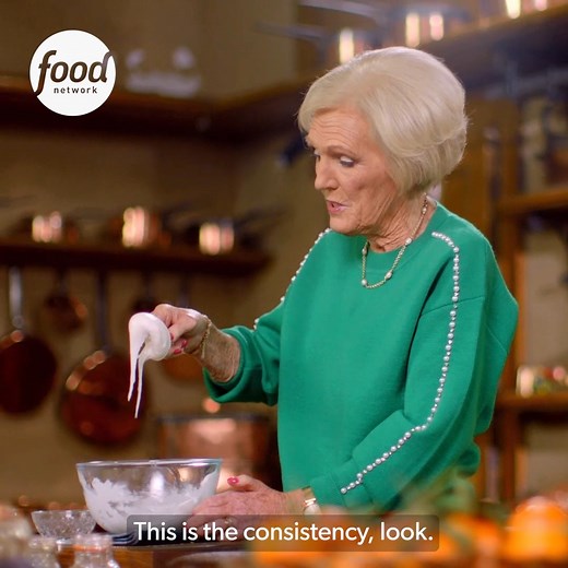 Mary Berry the cook shows us how to bring the smells of Christmas into your home with her Treacle Spiced Tray Bake 🧑‍🍳🎄 #MaryBerrysCountryHouseAtChristmas #Novembermas | Food Network UK