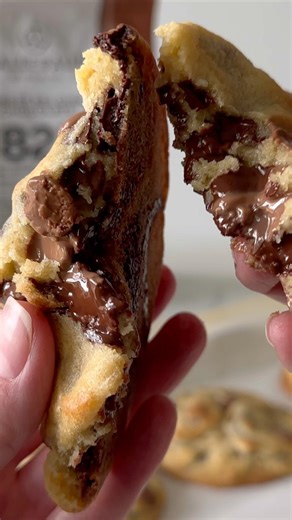 The Perfect NYC Chocolate Chip Cookie 🍪 #chocolatechipcookies #nyccookies #levaincookies