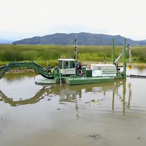 This amphibious water dredger is used to clear and reshape lakes and swamps💪 | UNILAD Tech