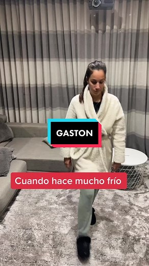 Gastón es un perro súper friolera y siempre está temblando . Cuando hace días de frío de verdad me lo meto en la bata y lo llevo conmigo como un bebé #porteo #mimascota #mamamultiespecie #miperro #mamadetres #diasdefrio #gaston #mamaperruna #contraelfrio